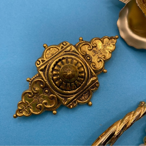 Vintage Brooch Bundle Gold Tone Large Pins Lot of 5 - Picture 8 of 9